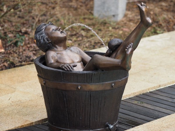 Bronze Brunnen Vasca | Junge in Wanne als Wasserspeier