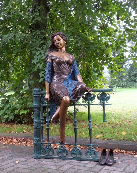Hailey Sitzend auf Zaun | Bronzefigur