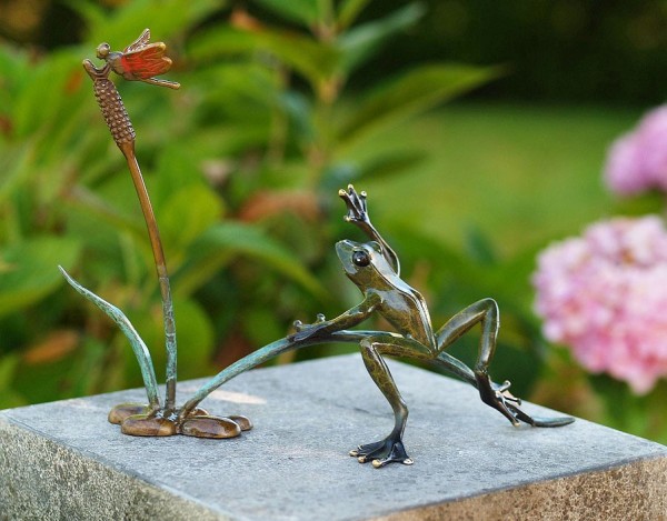 Frosch-und-Libelle-auf-Schilfzweig-Bronzefigur