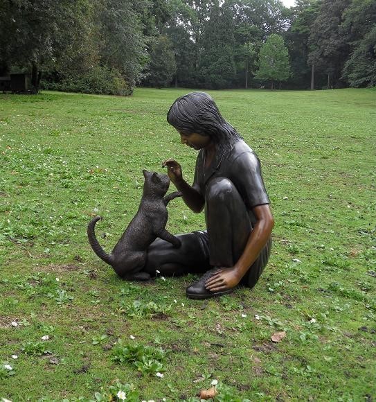 Mädchen Selina mit Katze als Bronzefigur