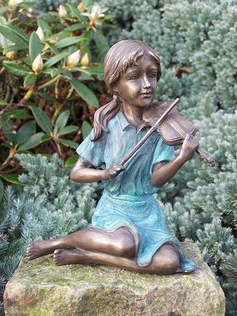 Mädchen Elena mit Zopf spielt Geige als Bronzeskulptur