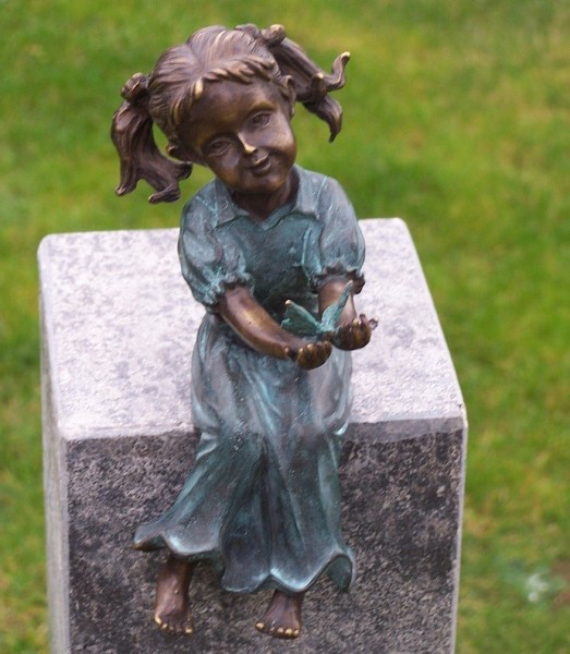 Das süße Mädchen Marie mit Zöpfen als Bronzeskulptur
