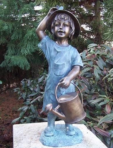 Mädchen Janna mit Gießkanne als Wasserspeier Bronzeskulptur