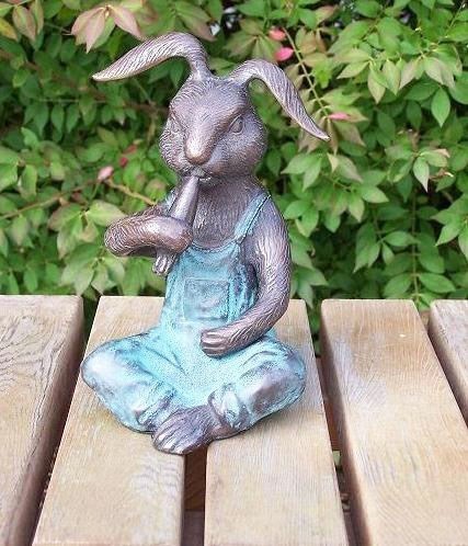 Kaninchen-mit-Karotte-Bronzefigur-Bronzeskulptur