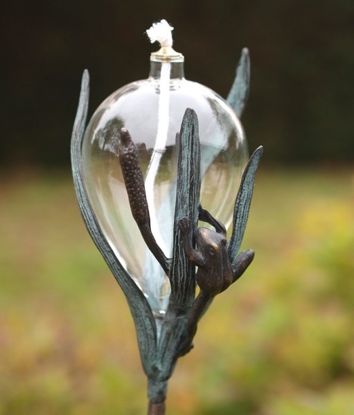 Öllampe-mit-Froschfigur-Bronze-Gartenfackel
