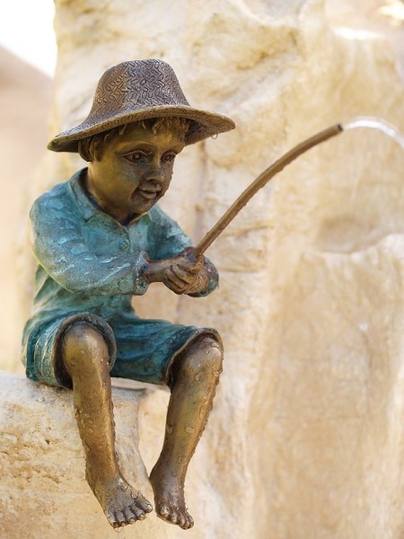 Junge Alexander angelt als Wasserspeier Bronzeskulptur