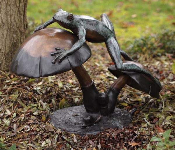 Frosch-klettert-über-Pilze-Bronzefigur