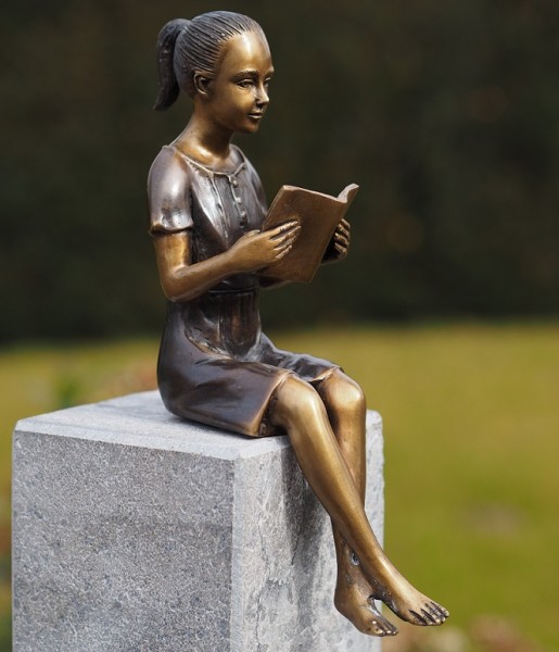 Mädchen Corinna sitzend am Buch lesen als Bronzeskulptur