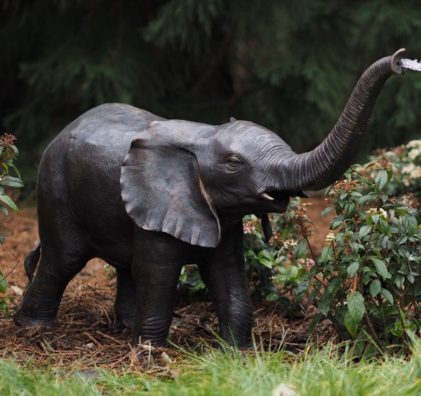 Elefant Lanka - Wasserspaier Bronzefigur
