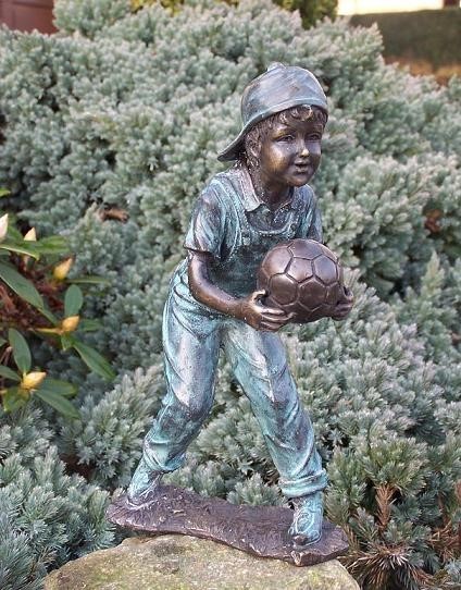 Junge Rene mit Fussball in den Händen als Bronzeskulptur