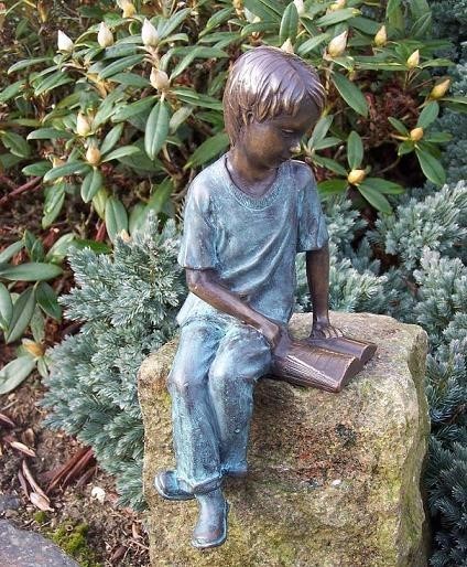 Junge Jesu sitzend beim lesen als Bronzeskulptur