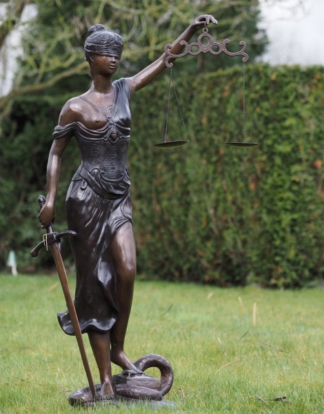 Justitia | stehende Frau Bronzefigur