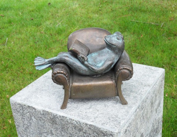 Buch-lesender-Frosch-im-Sessel-Bronzefigur
