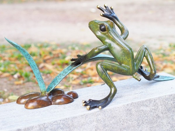 Frosch-auf-Schilfzweig-Bronzefigur