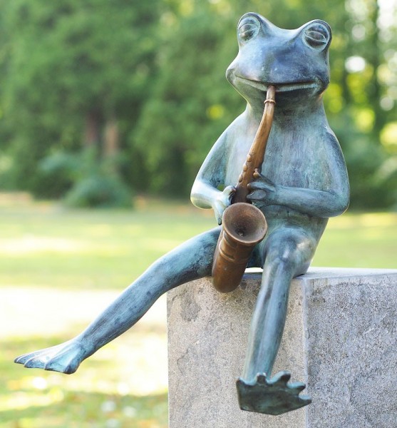 Wasserspaier-Frosch-spielt-Saxophone-Bronzefigur