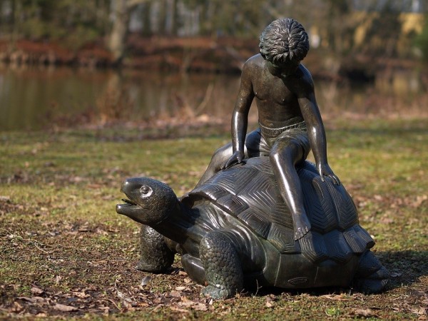 Wasserspeier Figur Junge Janos reitet auf einer Schildkröte als Bronzefigur