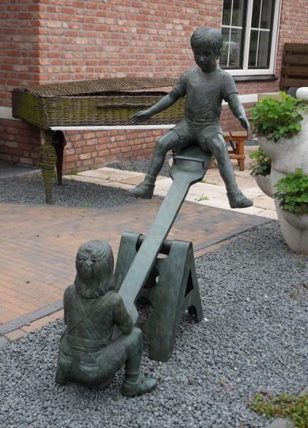 Junge Ramon und Mädchen Genevieve auf Wippe als Bronzeskulptur