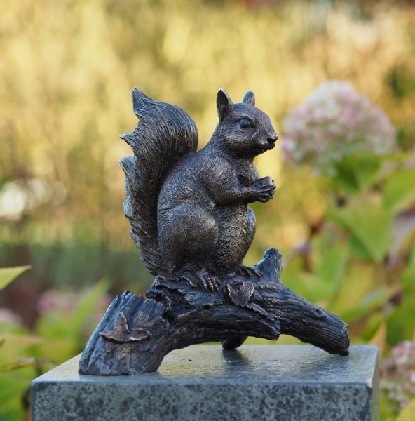 Eichhörnchen auf Baumstamm | Bronzefigur